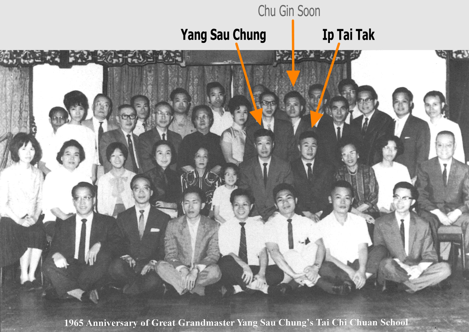 1965, anniversaire de Yang Sau Chung. Ip Tai Tak est assis à la droite de Yang Sau Chung. Il occupe la place traditionnellement réservée au fils. Cela démontre l'importance du statut de Ip Tai Tak aux yeux de Yang Sau Chung. Chu Gin Soon, pas encore disciple à l'époque, se trouve au dernier rang.